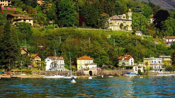 Stresa, İtalya - 3 Mayıs 2016: Lago Maggiore (Büyük Göl), Piedmont, İtalya kıyısındaki evler. Lago Maggiore İtalya'nın ikinci büyük gölüdür