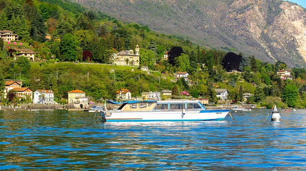 Stresa, İtalya - 3 Mayıs 2016: Lago Maggiore (Büyük Göl), Piedmont, İtalya kıyısındaki evler. Lago Maggiore İtalya'nın ikinci büyük gölüdür