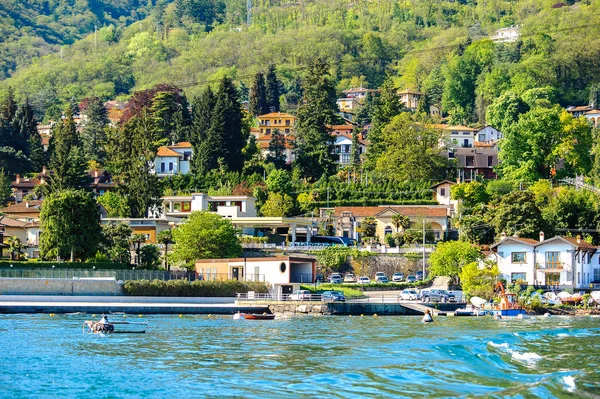 Stresa, İtalya - 3 Mayıs 2016: Lago Maggiore (Büyük Göl), Piedmont, İtalya kıyısındaki evler. Lago Maggiore İtalya'nın ikinci büyük gölüdür