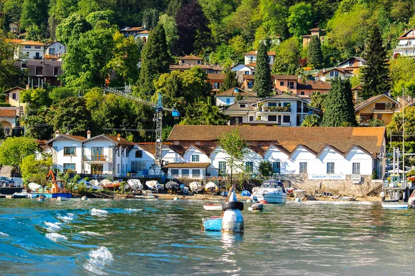 Stresa, İtalya - 3 Mayıs 2016: Lago Maggiore (Büyük Göl), Piedmont, İtalya kıyısındaki evler. Lago Maggiore İtalya'nın ikinci büyük gölüdür