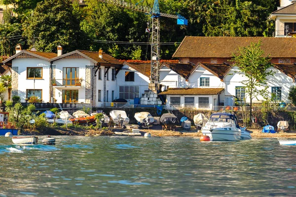 Stresa, İtalya - 3 Mayıs 2016: Lago Maggiore (Büyük Göl), Piedmont, İtalya kıyısındaki evler. Lago Maggiore İtalya'nın ikinci büyük gölüdür