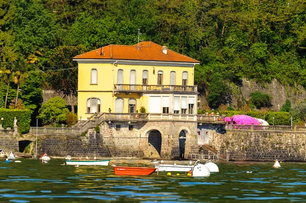 Stresa, İtalya - 3 Mayıs 2016: Lago Maggiore (Büyük Göl), Piedmont, İtalya kıyısındaki evler. Lago Maggiore İtalya'nın ikinci büyük gölüdür