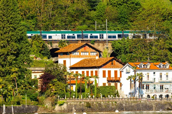 Stresa Italia Maggio 2016 Case Sulla Riva Del Lago Maggiore — Foto Stock