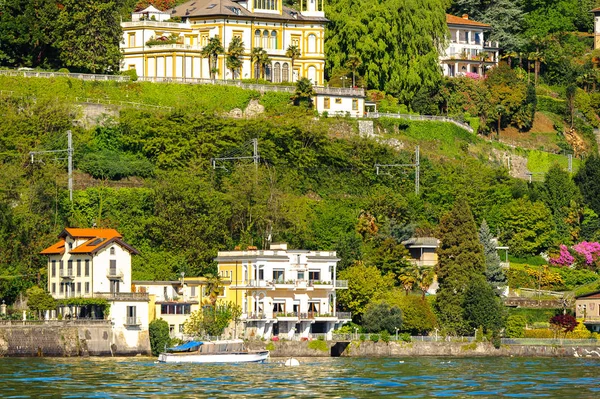 Stresa, İtalya - 3 Mayıs 2016: Lago Maggiore (Büyük Göl), Piedmont, İtalya kıyısındaki evler. Lago Maggiore İtalya'nın ikinci büyük gölüdür