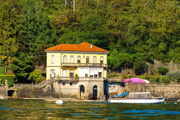 Stresa Italia Maggio 2016 Case Sulla Riva Del Lago Maggiore — Foto Stock