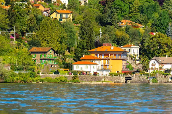 Stresa, İtalya - 3 Mayıs 2016: Lago Maggiore (Büyük Göl), Piedmont, İtalya kıyısındaki evler. Lago Maggiore İtalya'nın ikinci büyük gölüdür
