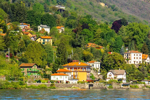 Stresa, İtalya - 3 Mayıs 2016: Lago Maggiore (Büyük Göl), Piedmont, İtalya kıyısındaki evler. Lago Maggiore İtalya'nın ikinci büyük gölüdür