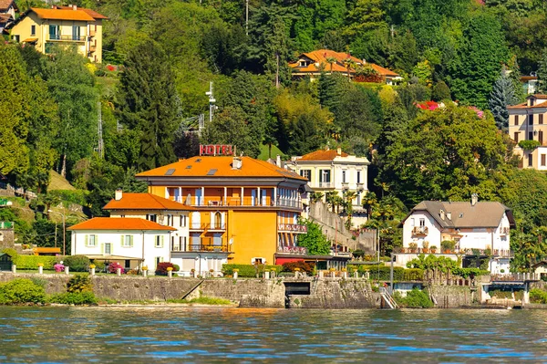 Stresa, İtalya - 3 Mayıs 2016: Lago Maggiore (Büyük Göl), Piedmont, İtalya kıyısındaki evler. Lago Maggiore İtalya'nın ikinci büyük gölüdür