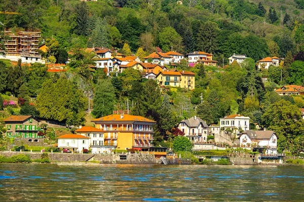 Stresa, İtalya - 3 Mayıs 2016: Lago Maggiore (Büyük Göl), Piedmont, İtalya kıyısındaki evler. Lago Maggiore İtalya'nın ikinci büyük gölüdür