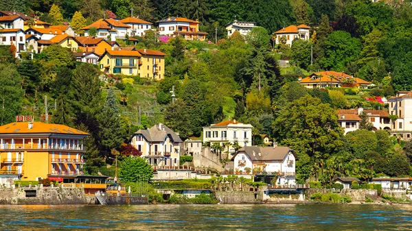 Stresa, İtalya - 3 Mayıs 2016: Lago Maggiore (Büyük Göl), Piedmont, İtalya kıyısındaki evler. Lago Maggiore İtalya'nın ikinci büyük gölüdür