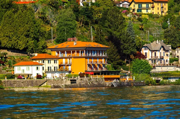 Stresa, İtalya - 3 Mayıs 2016: Lago Maggiore (Büyük Göl), Piedmont, İtalya kıyısındaki evler. Lago Maggiore İtalya'nın ikinci büyük gölüdür