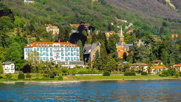 Stresa, İtalya - 3 Mayıs 2016: Lago Maggiore (Büyük Göl), Piedmont, İtalya kıyısındaki evler. Lago Maggiore İtalya'nın ikinci büyük gölüdür
