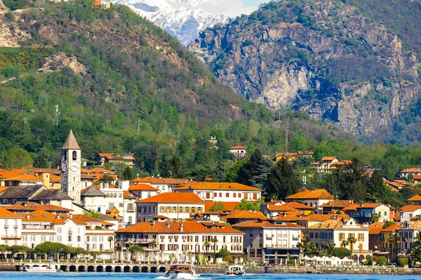 Stresa, İtalya - 3 Mayıs 2016: Lago Maggiore (Büyük Göl), Piedmont, İtalya kıyısındaki evler. Lago Maggiore İtalya'nın ikinci büyük gölüdür