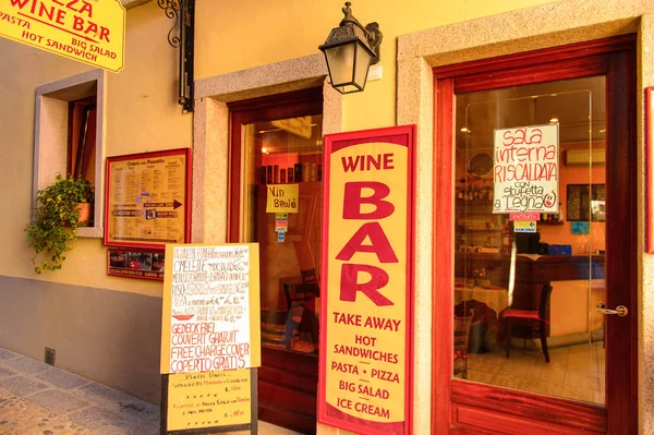 Stresa, İtalya - 3 Mayıs 2016: Lago Maggiore(Büyük Göl), Piedmont, İtalya'daki Isola Pescatori (Balıkçılar Adası) Mimarisi. Lago Maggiore İtalya'nın ikinci büyük gölüdür