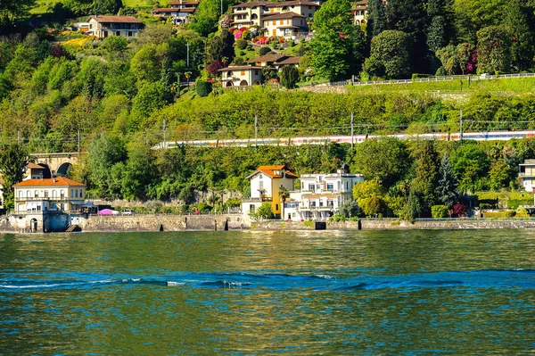 Stresa, İtalya - 3 Mayıs 2016: Lago Maggiore (Büyük Göl), Piedmont, İtalya kıyısındaki evler. Lago Maggiore İtalya'nın ikinci büyük gölüdür