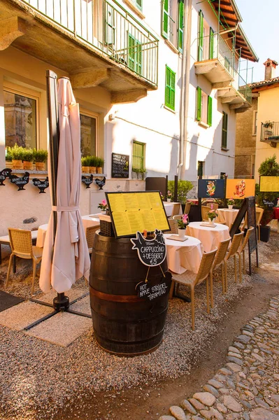 Stresa, İtalya - 3 Mayıs 2016: Lago Maggiore'deki Isola Pescatori (Balıkçılar Adası), Piedmont, İtalya. Lago Maggiore İtalya'nın ikinci büyük gölüdür