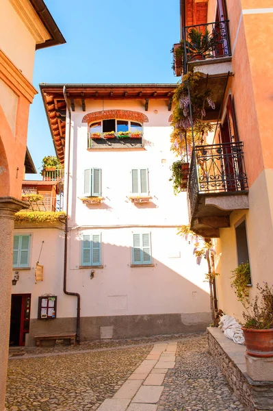 Stresa, İtalya - 3 Mayıs 2016: Lago Maggiore(Büyük Göl), Piedmont, İtalya'daki Isola Pescatori (Balıkçılar Adası) Mimarisi. Lago Maggiore İtalya'nın ikinci büyük gölüdür