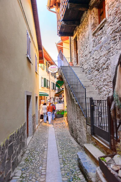Stresa, İtalya - 3 Mayıs 2016: Lago Maggiore(Büyük Göl), Piedmont, İtalya'daki Isola Pescatori (Balıkçılar Adası) Mimarisi. Lago Maggiore İtalya'nın ikinci büyük gölüdür