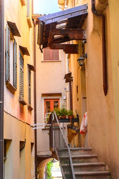 Stresa, İtalya - 3 Mayıs 2016: Lago Maggiore(Büyük Göl), Piedmont, İtalya'daki Isola Pescatori (Balıkçılar Adası) Mimarisi. Lago Maggiore İtalya'nın ikinci büyük gölüdür