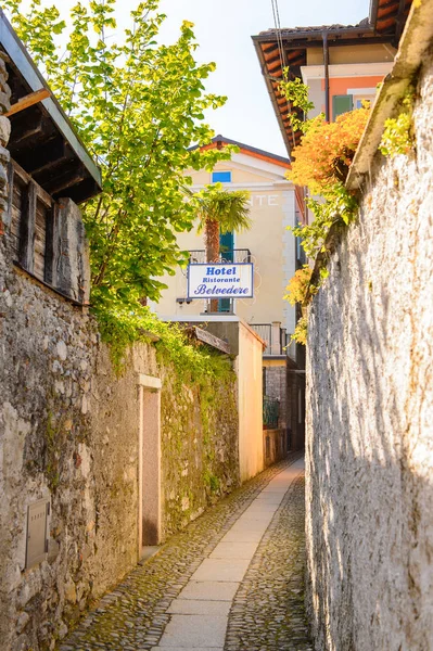 Stresa, İtalya - 3 Mayıs 2016: Lago Maggiore(Büyük Göl), Piedmont, İtalya'daki Isola Pescatori (Balıkçılar Adası) Mimarisi. Lago Maggiore İtalya'nın ikinci büyük gölüdür