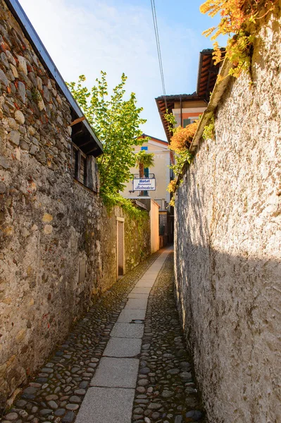 Stresa, İtalya - 3 Mayıs 2016: Lago Maggiore(Büyük Göl), Piedmont, İtalya'daki Isola Pescatori (Balıkçılar Adası) Mimarisi. Lago Maggiore İtalya'nın ikinci büyük gölüdür