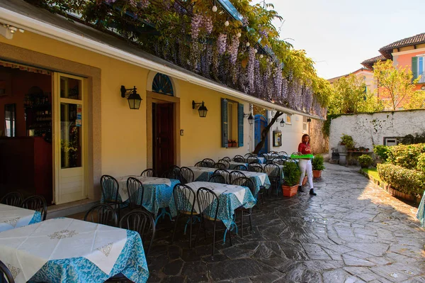 Stresa, İtalya - 3 Mayıs 2016: Lago Maggiore'deki Isola Pescatori (Balıkçılar Adası), Piedmont, İtalya. Lago Maggiore İtalya'nın ikinci büyük gölüdür