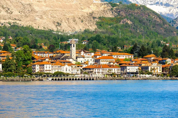 Stresa, İtalya - 3 Mayıs 2016: Lago Maggiore (Büyük Göl), Piedmont, İtalya kıyısındaki evler. Lago Maggiore İtalya'nın ikinci büyük gölüdür