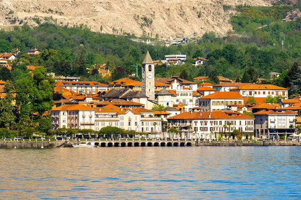 Stresa, İtalya - 3 Mayıs 2016: Lago Maggiore (Büyük Göl), Piedmont, İtalya kıyısındaki kasaba. Lago Maggiore İtalya'nın ikinci büyük gölüdür