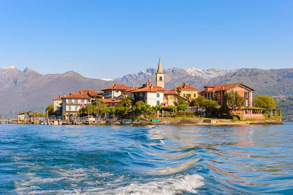 Stresa, İtalya - 3 Mayıs 2016: Lago Maggiore'de (Büyük Göl), Piedmont, İtalya'da Isola Pescatori (Balıkçılar Adası). Lago Maggiore İtalya'nın ikinci büyük gölüdür
