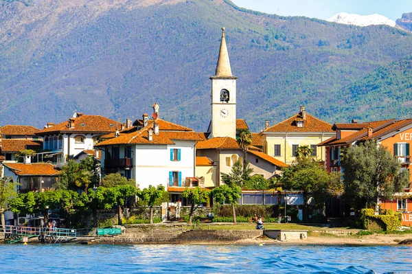Stresa, İtalya - 3 Mayıs 2016: Lago Maggiore'de (Büyük Göl), Piedmont, İtalya'da Isola Pescatori (Balıkçılar Adası). Lago Maggiore İtalya'nın ikinci büyük gölüdür