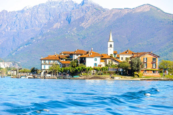 Stresa, İtalya - 3 Mayıs 2016: Lago Maggiore'de (Büyük Göl), Piedmont, İtalya'da Isola Pescatori (Balıkçılar Adası). Lago Maggiore İtalya'nın ikinci büyük gölüdür