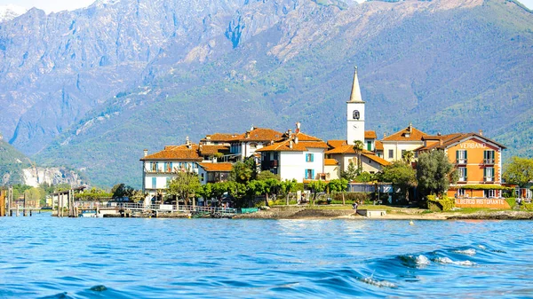 Stresa, İtalya - 3 Mayıs 2016: Lago Maggiore'de (Büyük Göl), Piedmont, İtalya'da Isola Pescatori (Balıkçılar Adası). Lago Maggiore İtalya'nın ikinci büyük gölüdür