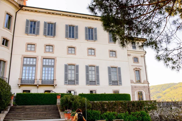 Isola Bella, İtalya - 3 Mayıs 3016: Isola Bella'da Palace Borromeo. Borromeo Milano'dan önemli bir ailedir.