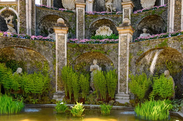 Isola Bella, İtalya - 3 Mayıs 3016: Isola Bella'daki Borromeo Sarayı'nın Bahçeleri. Borromeo Milano'dan önemli bir ailedir.