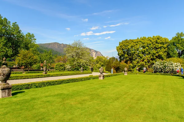 Isola Bella, İtalya - 3 Mayıs 3016: Isola Bella'daki Borromeo Sarayı'nın Bahçeleri. Borromeo Milano'dan önemli bir ailedir.