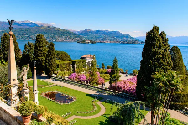 Isola Bella, İtalya - 3 Mayıs 3016: Isola Bella'daki Borromeo Sarayı'nın Bahçeleri. Borromeo Milano'dan önemli bir ailedir.