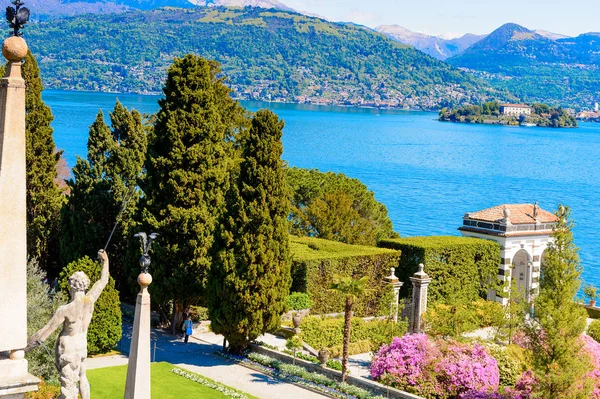 Isola Bella, İtalya - 3 Mayıs 3016: Isola Bella'daki Borromeo Sarayı'nın Bahçeleri. Borromeo Milano'dan önemli bir ailedir.