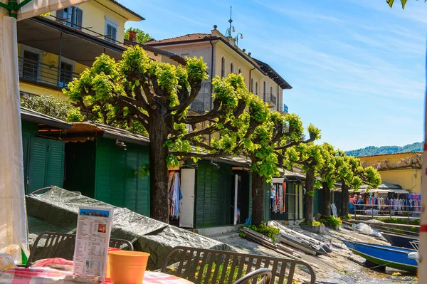 Isola Bella, İtalya - 3 Mayıs 3016: Kuzey İtalya'daki Lago Maggiore Borromean Adaları'ndan biri olan Bella Adası'nın mimarisi