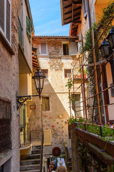 Isola Bella, İtalya - 3 Mayıs 3016: Kuzey İtalya'daki Lago Maggiore Borromean Adaları'ndan biri olan Bella Adası'nın mimarisi