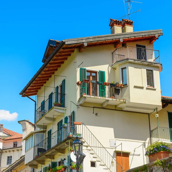 Isola Bella, İtalya - 3 Mayıs 3016: Kuzey İtalya'daki Lago Maggiore Borromean Adaları'ndan biri olan Bella Adası'nın mimarisi