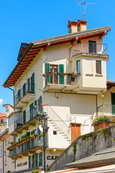 Isola Bella, İtalya - 3 Mayıs 3016: Kuzey İtalya'daki Lago Maggiore Borromean Adaları'ndan biri olan Bella Adası'nın mimarisi