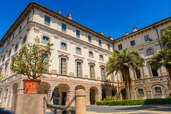 Isola Bella, İtalya - 3 Mayıs 3016: Kuzey İtalya'daki Lago Maggiore Borromean Adaları'ndan biri olan Bella Adası'nın mimarisi