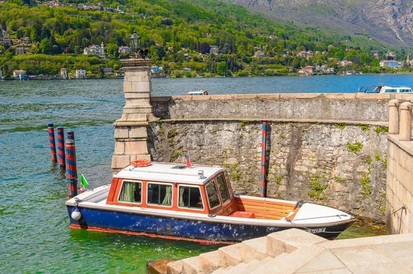 Isola Bella, İtalya - 3 Mayıs 3016: Kuzey İtalya'daki Lago Maggiore Borromean Adaları'ndan biri olan Bella Adası'nda tekne