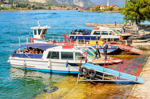 Isola Bella, İtalya - 3 Mayıs 3016: Kuzey İtalya'daki Lago Maggiore Borromean Adaları'ndan biri olan Bella Adası'nda tekne