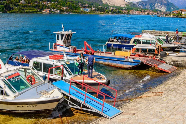 Isola Bella, İtalya - 3 Mayıs 3016: Kuzey İtalya'daki Lago Maggiore Borromean Adaları'ndan biri olan Bella Adası'nda tekne