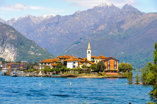 Stresa, İtalya - 3 Mayıs 2016: Lago Maggiore'de (Büyük Göl), Piedmont, İtalya'da Isola Pescatori (Balıkçılar Adası). Lago Maggiore İtalya'nın ikinci büyük gölüdür