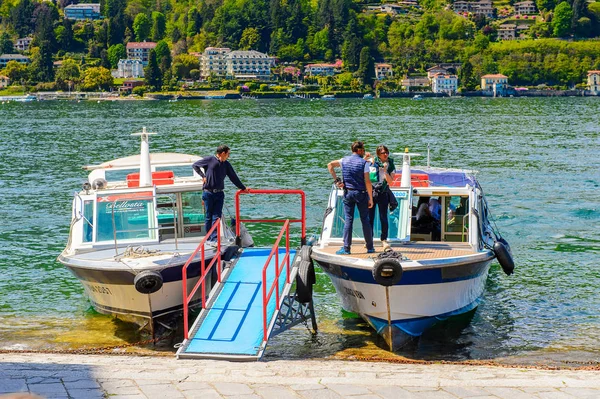 Isola Bella, İtalya - 3 Mayıs 3016: Kuzey İtalya'daki Lago Maggiore Borromean Adaları'ndan biri olan Bella Adası'nda tekne