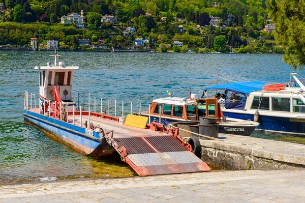 Isola Bella, İtalya - 3 Mayıs 3016: Kuzey İtalya'daki Lago Maggiore Borromean Adaları'ndan biri olan Bella Adası'nda tekne