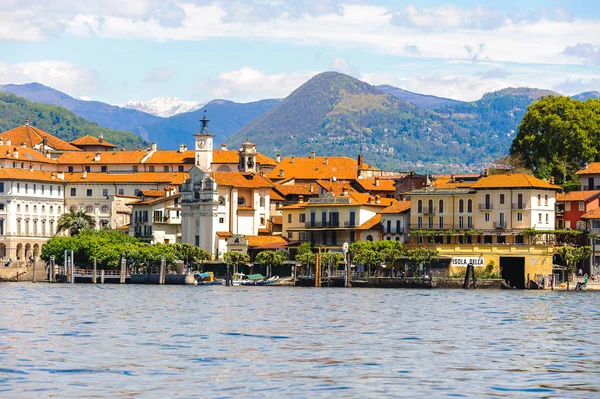 Stresa, İtalya - 3 Mayıs 2016: Lago Maggiore'de Isola Bella (Büyük Göl), Piedmont, İtalya. Lago Maggiore İtalya'nın ikinci büyük gölüdür