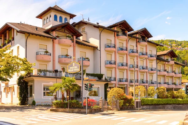 Stresa, İtalya - 3 Mayıs 2016: Maggiore Gölü kıyısında bir kasaba olan Stresa'nın Mimarisi, Verbano-Cusio-Ossola, Piedmont, İtalya